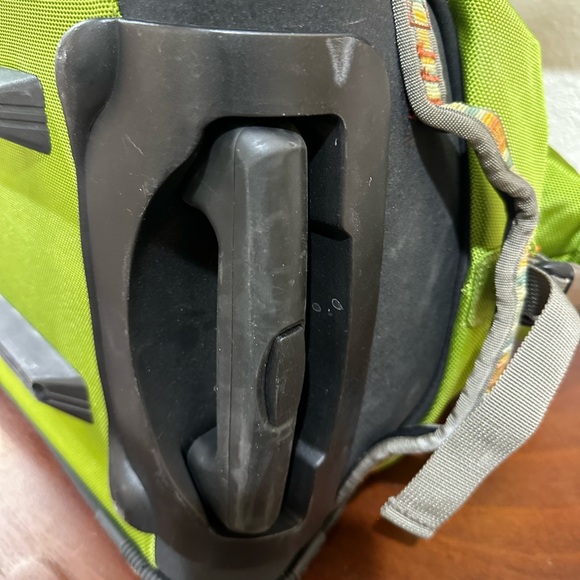 Lily Pond roller duffle - Picture 11 of 11